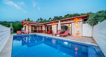 Kalkan Üzümlü'de Balayı Çiftlerine Uygun, Özel Havuzlu, Otantik Villa