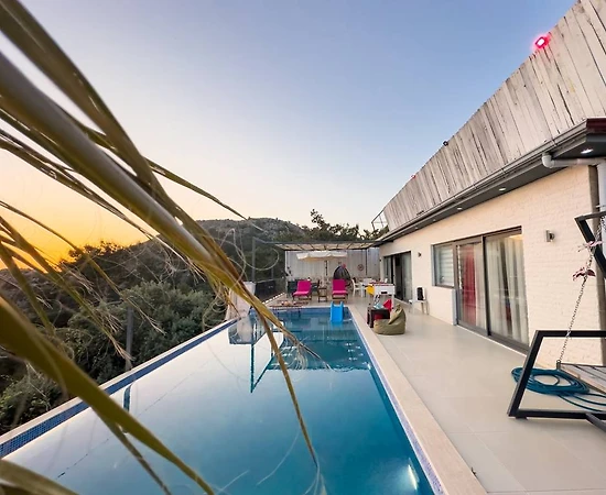 Kalkan Üzümlü'de Doğa Manzaralı, Özel Havuzlu, Konforlu Villa - 1