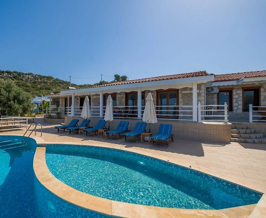 Kaş Üzümlü'de Geniş Ailelere Uygun, Özel Havuzlu, Kiralık Villa - 1