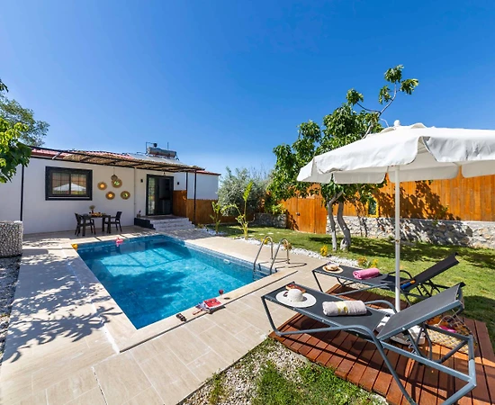 Kaş Üzümlü'de Geniş Bahçeli, Balayı Konseptli, Kiralık Villa - 1