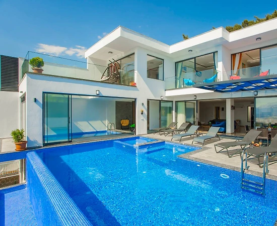 Kaş Üzümlü'de Geniş Ailelere Uygun, Özel Havuzlu, Olanaklı Villa - 1