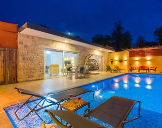 Kaş Üzümlü'de Sakin Konumda, Özel Havuzlu, Modern Villa - 1