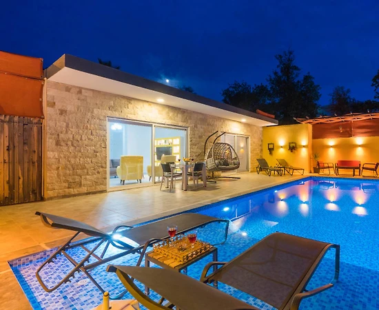 Kaş Üzümlü'de Sakin Konumda, Özel Havuzlu, Modern Villa - 1