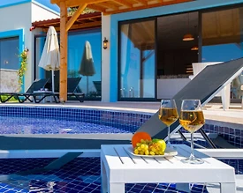 Kaş Yeşilköy'de Sakin Konumda, Kapalı Havuzlu, Saunalı, Modern Villa - 3