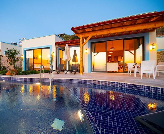 Kaş Yeşilköy'de Sakin Konumda, Kapalı Havuzlu, Saunalı, Modern Villa  - 1