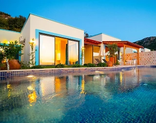 Kaş Yeşilköy'de Sakin Konumda, Isıtmalı Özel Havuzlu, Kiralık Villa - 5