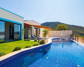 Kaş Yeşilköy'de Sakin Konumda, Isıtmalı Özel Havuzlu, Kiralık Villa - 3
