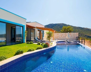 Kaş Yeşilköy'de Sakin Konumda, Isıtmalı Özel Havuzlu, Kiralık Villa - 3