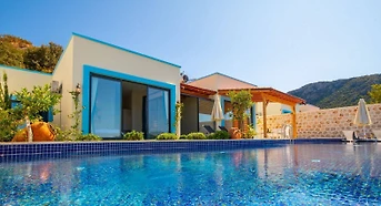 Kaş Yeşilköy'de Sakin Konumda, Isıtmalı Özel Havuzlu, Şık Villa