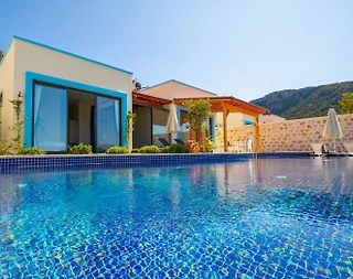 Kaş Yeşilköy'de Sakin Konumda, Isıtmalı Özel Havuzlu, Kiralık Villa - 1