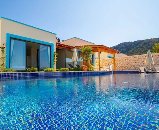 Kaş Yeşilköy'de Sakin Konumda, Isıtmalı Özel Havuzlu, Kiralık Villa - 1