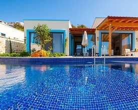 Kaş Yeşilköy'de Sakin Konumda, Isıtmalı Özel Havuzlu, Kiralık Villa - 2