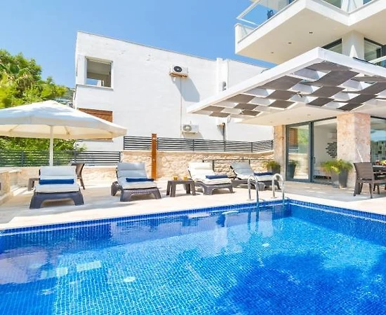 Kaş Kalkan'da Denize Yürüme Mesafesinde, Özel Havuzlu, Teraslı Villa - 1