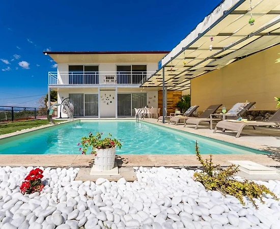 Kaş İslamlar'da Geniş Bahçeli, Özel Havuzlu, Konforlu Villa - 1