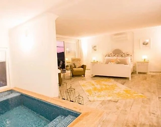 Kaş Bezirgan'da Doğa Manzaralı, Isıtmalı Havuzlu, 2 Kişilik Suit - 3