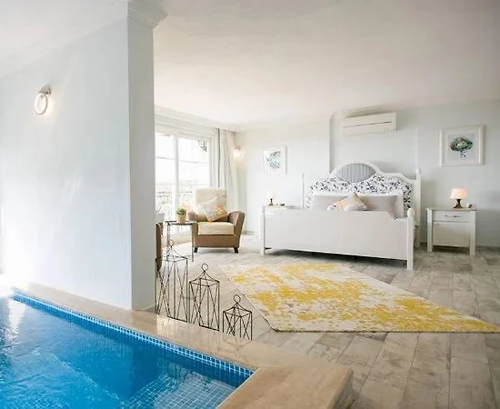 Kaş Bezirgan'da Doğa Manzaralı, Serinleme Havuzlu, 2 Kişilik Suit - 1