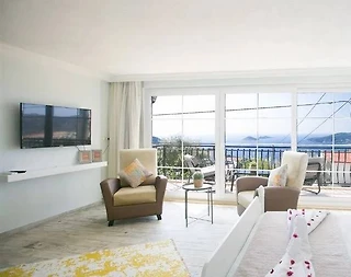 Kaş Bezirgan'da Doğa Manzaralı, Isıtmalı Havuzlu, 2 Kişilik Suit - 5