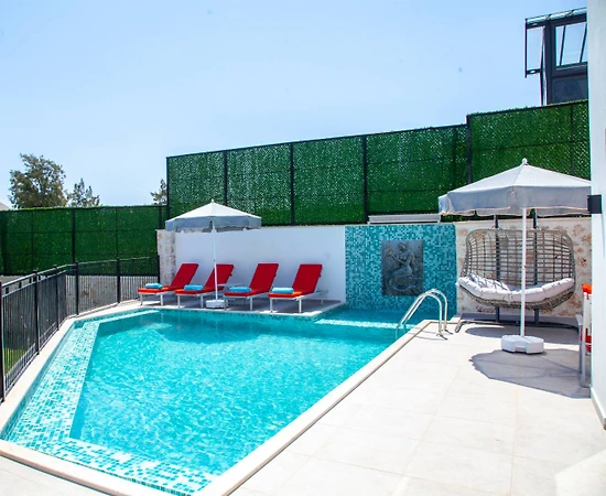 Kalkan'da Merkezi Konumda, Isıtmalı Havuzlu, Merkezi Villa - 1