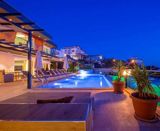 Kaş Bezirgan'da Muhteşem Manzaralı, Özel Havuzlu, Lüks Villa - 1