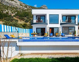 Kaş İslamlar'da Oyun Alanına Sahip, Özel Havuzlu, Jakuzili, Lüks Villa - 1