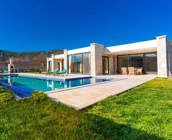 Kalkan'ın Sarıbelen'de Geniş Bahçeli, Özel Havuzlu, Geniş Villa - 1