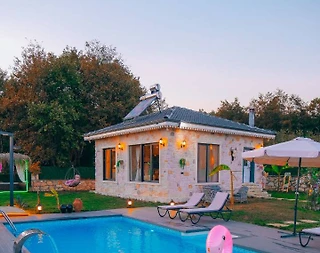 Kocaeli Kandıra'da Geniş Bahçeli, Özel Havuzlu, Korunaklı Taş Villa  - 1