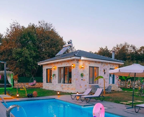 Kocaeli Kandıra'da Geniş Bahçeli, Özel Havuzlu, Korunaklı Taş Villa - 1