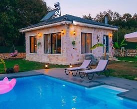 Kocaeli Kandıra'da Geniş Bahçeli, Özel Havuzlu, Korunaklı Taş Villa - 2