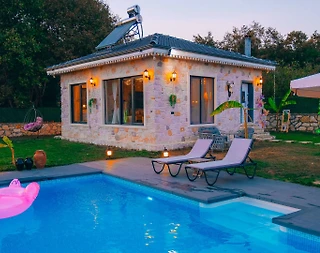 Kocaeli Kandıra'da Geniş Bahçeli, Özel Havuzlu, Korunaklı Taş Villa - 2