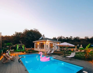 Kocaeli Kandıra'da Geniş Bahçeli, Özel Havuzlu, Korunaklı Taş Villa  - 4