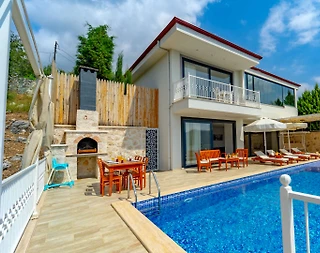 Kaş Üzümlü'de Sakin Konumda, Açık ve Kapalı Havuzlu, Ferah Villa - 3