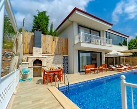 Kaş Üzümlü'de Sakin Konumda, Açık ve Kapalı Havuzlu, Ferah Villa - 3