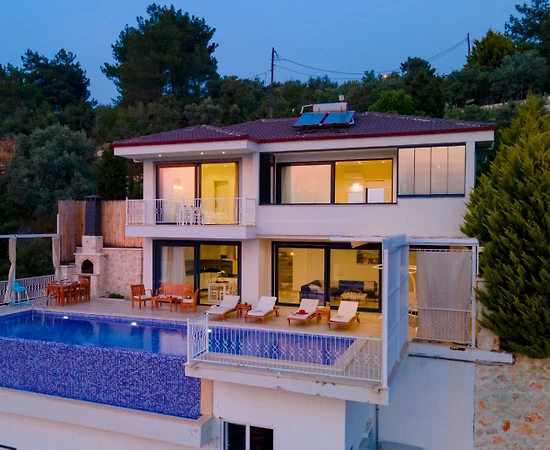 Kaş Üzümlü'de Sakin Konumda, Açık ve Kapalı Havuzlu, Ferah Villa - 1