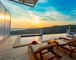 Kaş Üzümlü'de Sakin Konumda, Açık ve Kapalı Havuzlu, Ferah Villa - 2