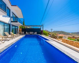 Kalkan Kördere'de Geniş Bahçeli, Açık ve Kapalı Havuzlu, Kiralık Villa - 2