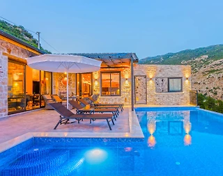 Kaş İslamlar'da Otantik Tasarımlı, Isıtmalı Özel Havuzlu, Taş Ev - 1