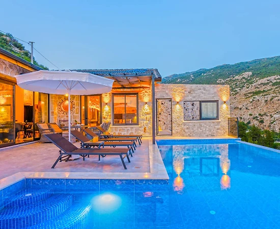 Kaş İslamlar'da Otantik Tasarımlı, Isıtmalı Özel Havuzlu, Taş Ev - 1