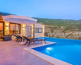 Kaş İslamlar'da Otantik Tasarımlı, Isıtmalı Özel Havuzlu, Taş Ev - 2