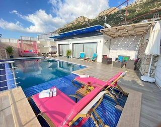 Kaş Bezirgan'da Deniz Manzaralı, Isıtmalı Özel Havuzlu, Kiralık Villa - 1