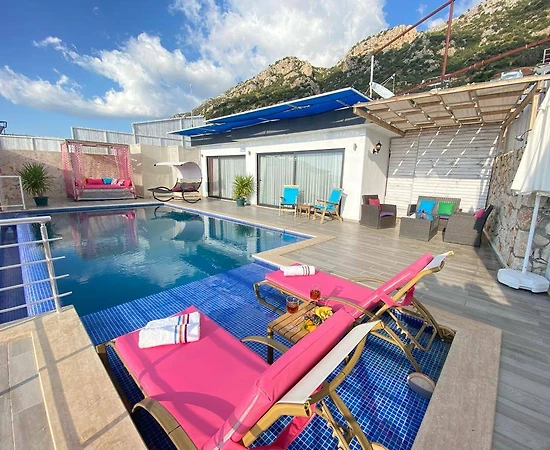 Kaş Bezirgan'da Deniz Manzaralı, Isıtmalı Özel Havuzlu, Kiralık Villa - 1
