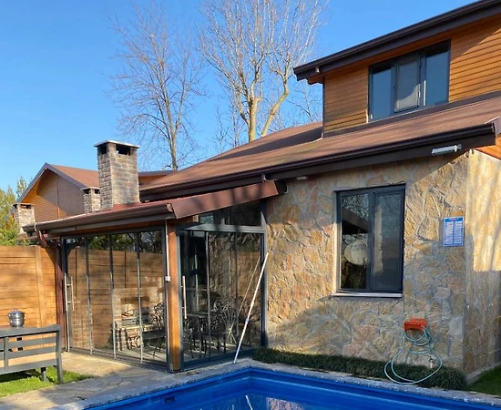 Kartepe de Merkezi Konumda Özel Havuzlu Şık Villa - 1