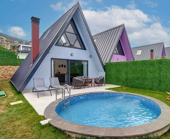 Kartepe Maşukiye'de Göl Manzaralı, Isıtmalı Havuzlu, Kiralık Bungalov - 1