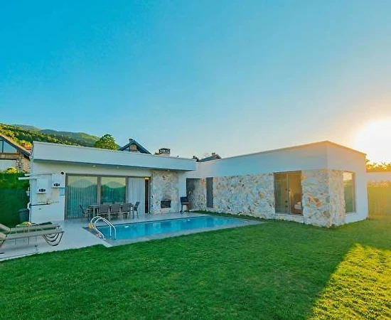 Kartepe Maşukiye'de Geniş Bahçeli, Özel Havuzlu, Konforlu Villa - 1