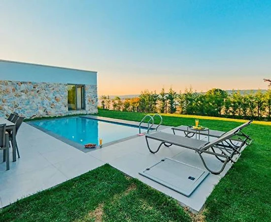 Kartepe Maşukiye'de Modern Tasarımlı, Özel Havuzlu, 3+1, Bahçeli Villa - 1
