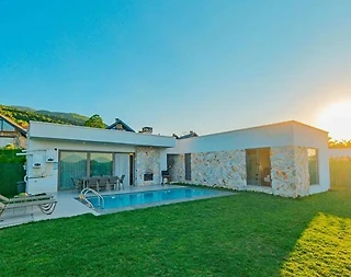 Kartepe Maşukiye'de Modern Tasarımlı, Özel Havuzlu, 3+1, Bahçeli Villa - 2