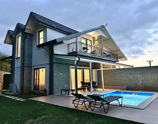 Kartepe Maşukiye'de Nezih Konumda, Özel Havuzlu, Kiralık Villa - 1