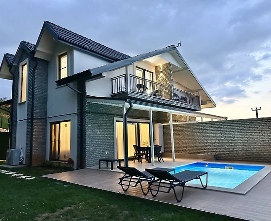 Kartepe Maşukiye'de Nezih Konumda, Özel Havuzlu, Kiralık Villa - 1