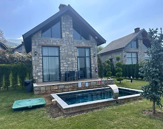 Kartepe Maşukiye'de Sakin Konumda, Isıtmalı Havuzlu, Kiralık Balayı Villası - 1