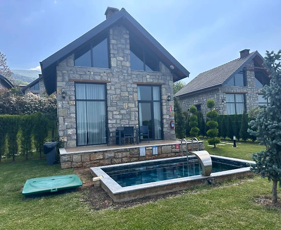 Kartepe Maşukiye'de Sakin Konumda, Isıtmalı Havuzlu, Kiralık Balayı Villası - 1