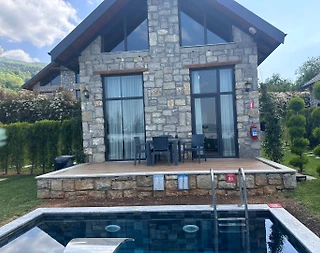 Kartepe Maşukiye'de Sakin Konumda, Isıtmalı Havuzlu, Kiralık Balayı Villası - 3